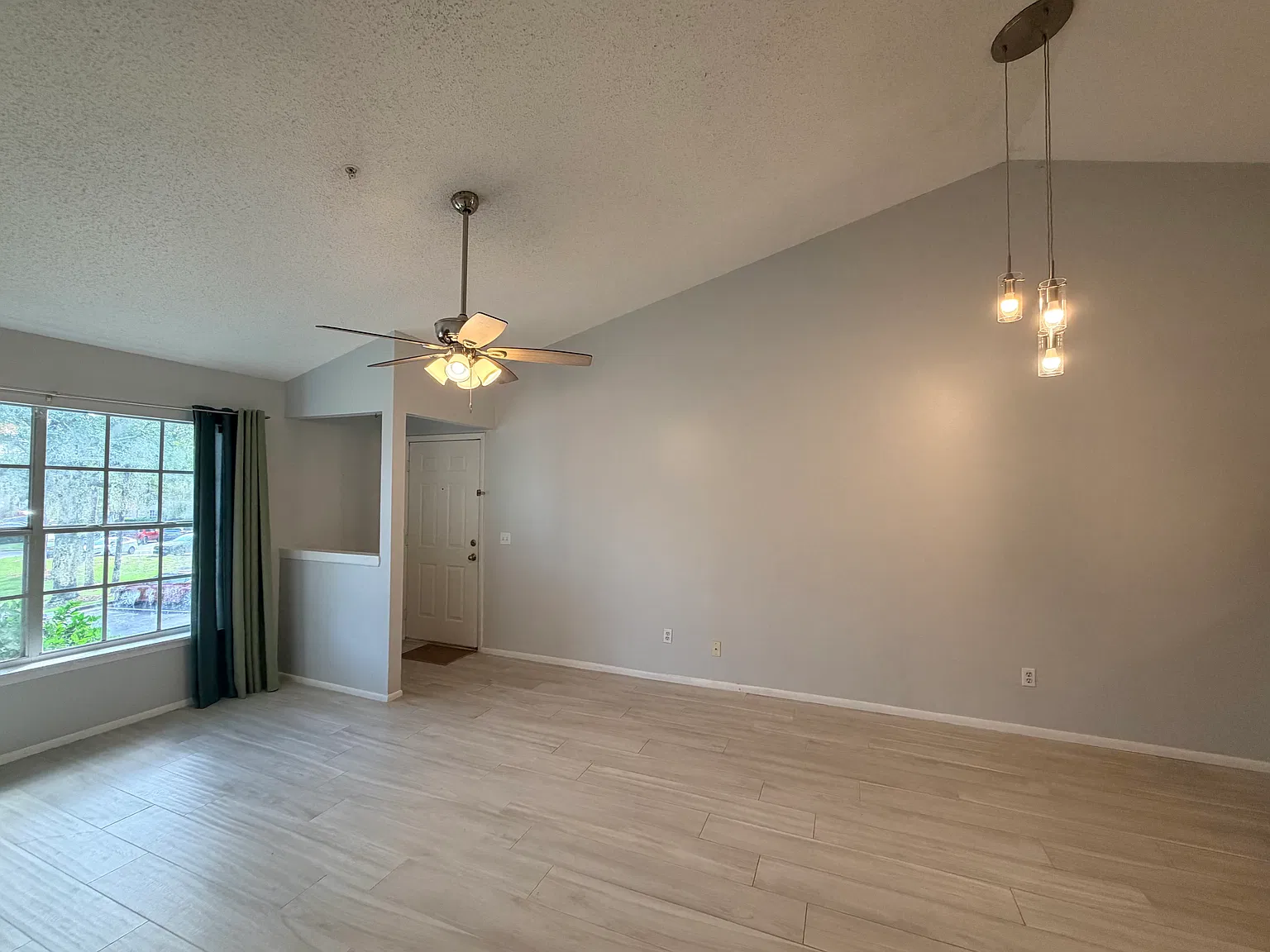 2 bed, 975 sqft, $1,800 — Photo 2