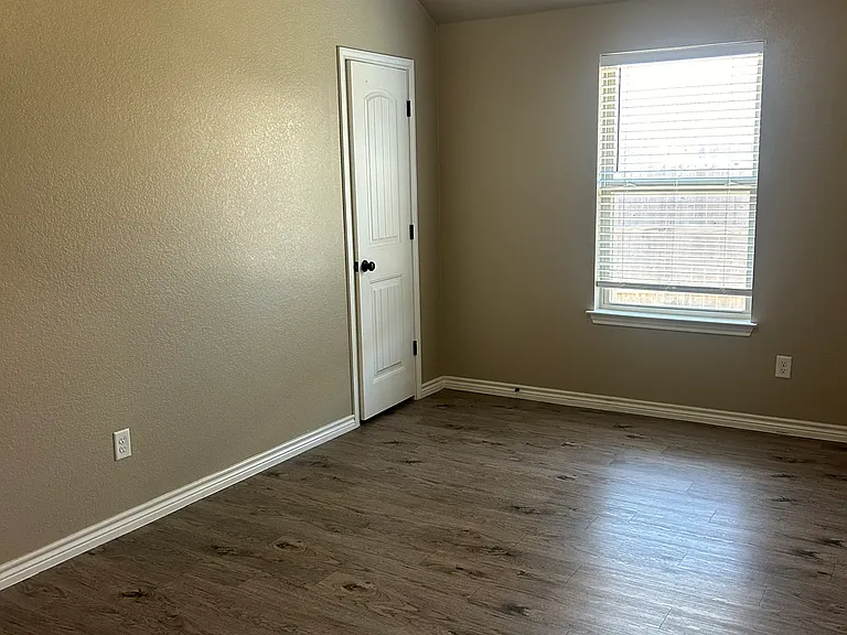 4300 Hunters Place Dr #B — Photo 10