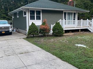 104 Panamoka Trl, Ridge, NY 11961