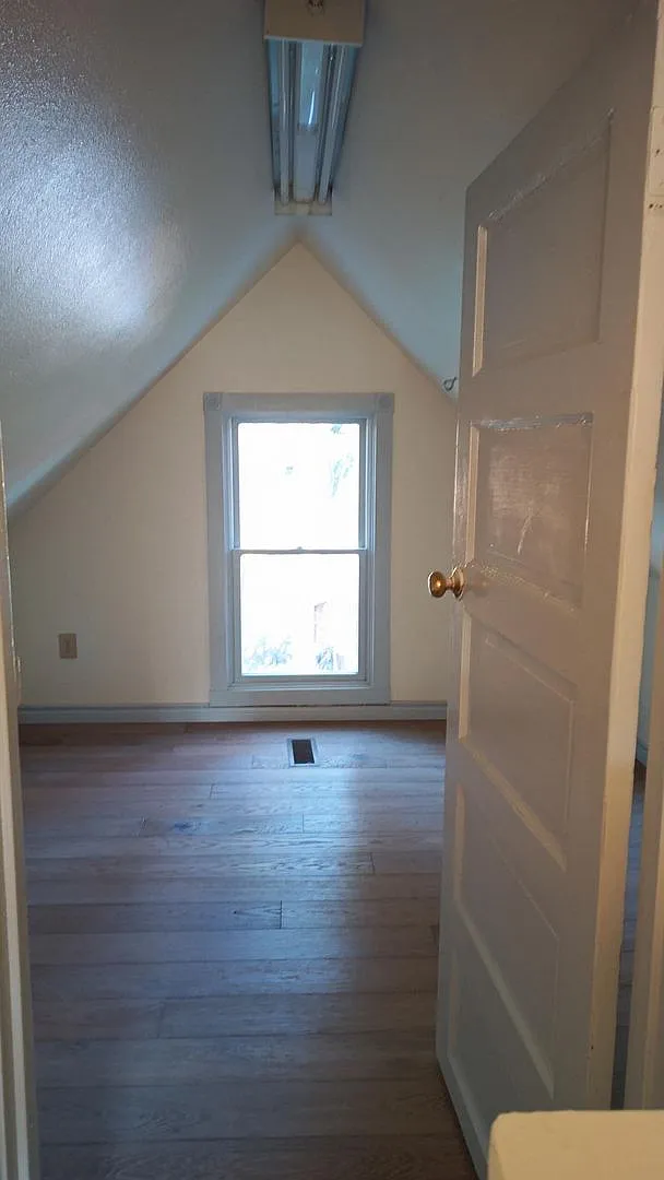 6+ Bdrm Home Built 1895. Close In. With Pastures. — Photo 4