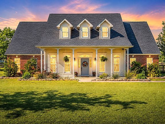 2nd image of 15 Brookhollow Cir