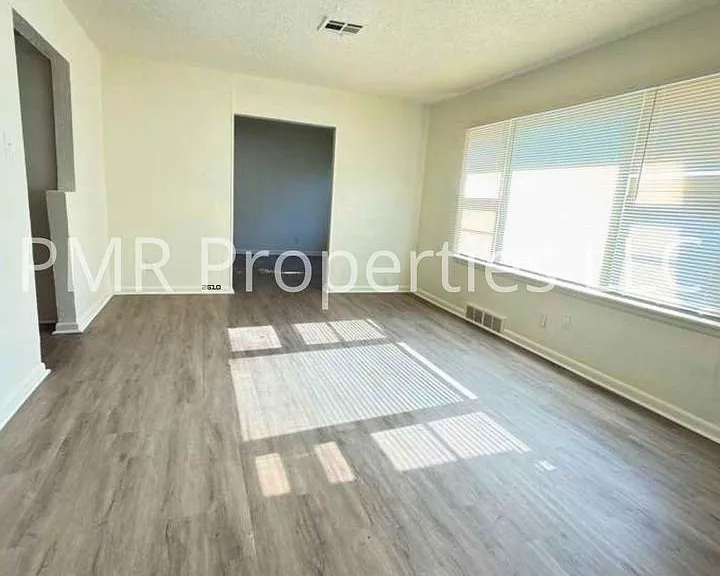 8 NW 25th St — Photo 5
