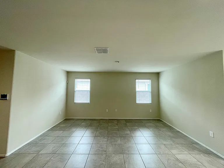 18563 W Desert Hollow Dr — Photo 4