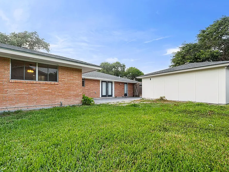 445 Montclair Dr — Photo 11