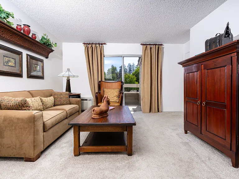 The Seasons Apartments — Photo 3