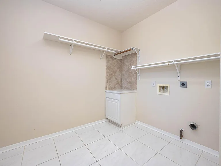 7902 Feather Springs Dr — Photo 20