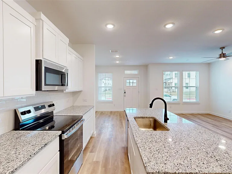 2916 Elle Dr — Photo 17