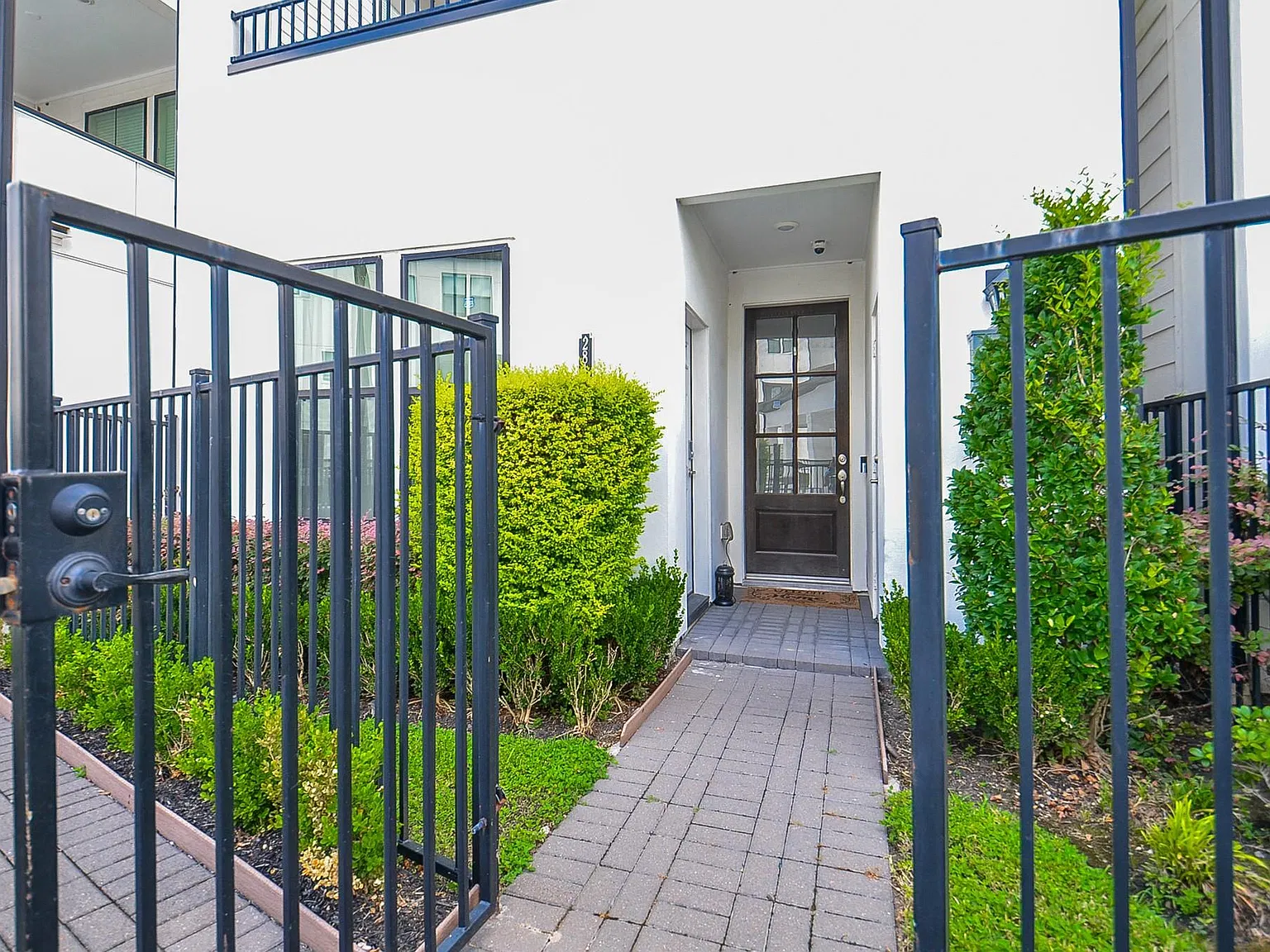 3 bed, 3.5 bath, 2056 sqft, $2,850 — Photo 4