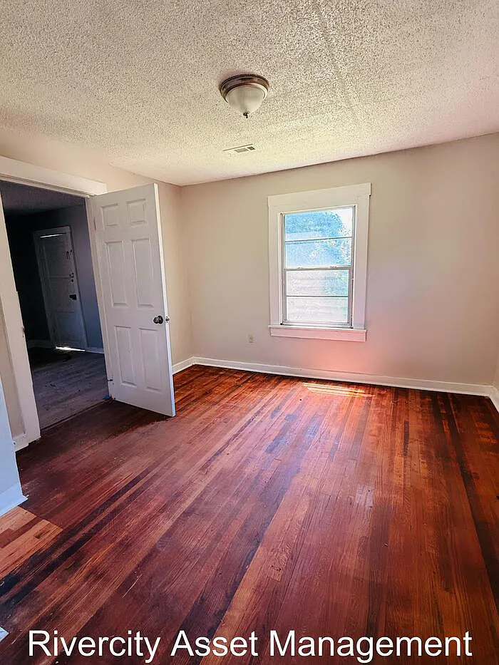 2 bed, 1.0 bath, 720 sqft, $895 — Photo 2