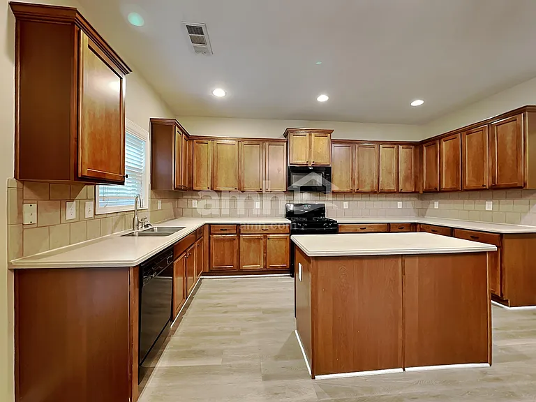 556 Crestmont Ln — Photo 4