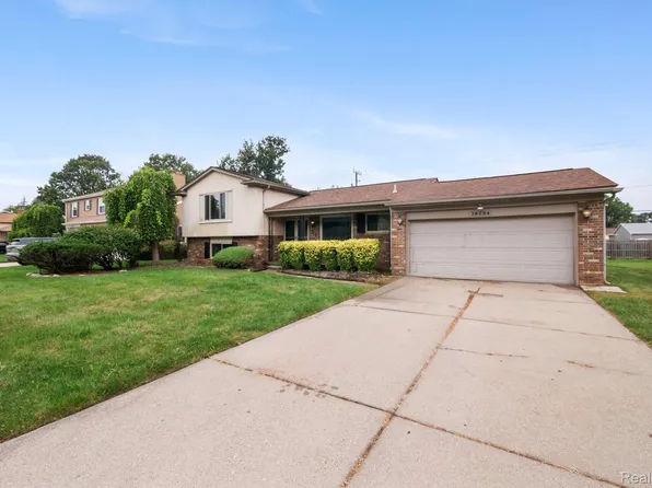38684 Meadowlawn St, Wayne, MI 48184