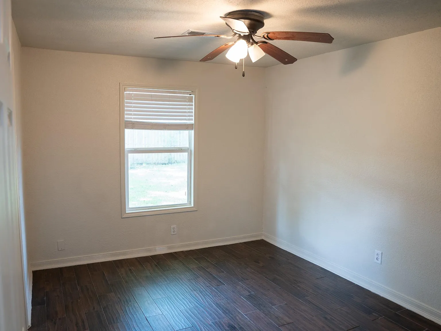 4 bed, 2.0 bath, 1008 sqft, $1,800 — Photo 4