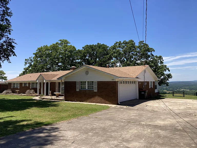 927 Skyline Dr — Photo 4
