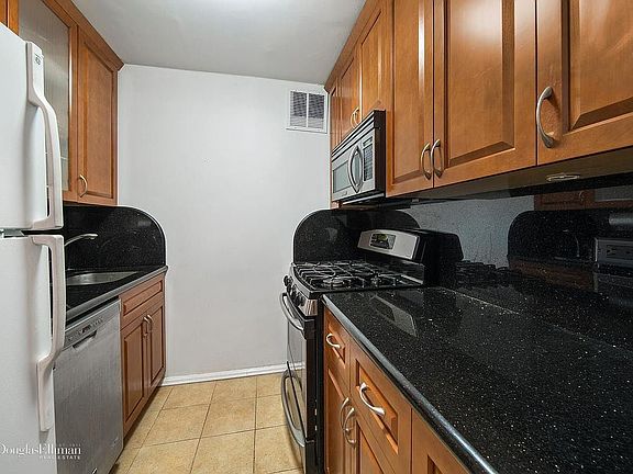 2nd image of 300 Rector Pl APT 3I