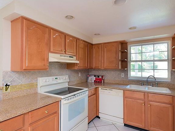 5th image of 8415 N Packwood Ave