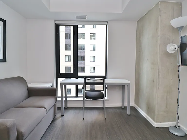 105 Champagne Ave S — Photo 44