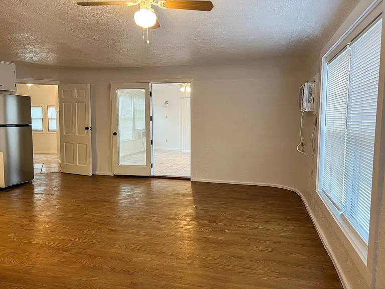 610 Guadalupe St S — Photo 3
