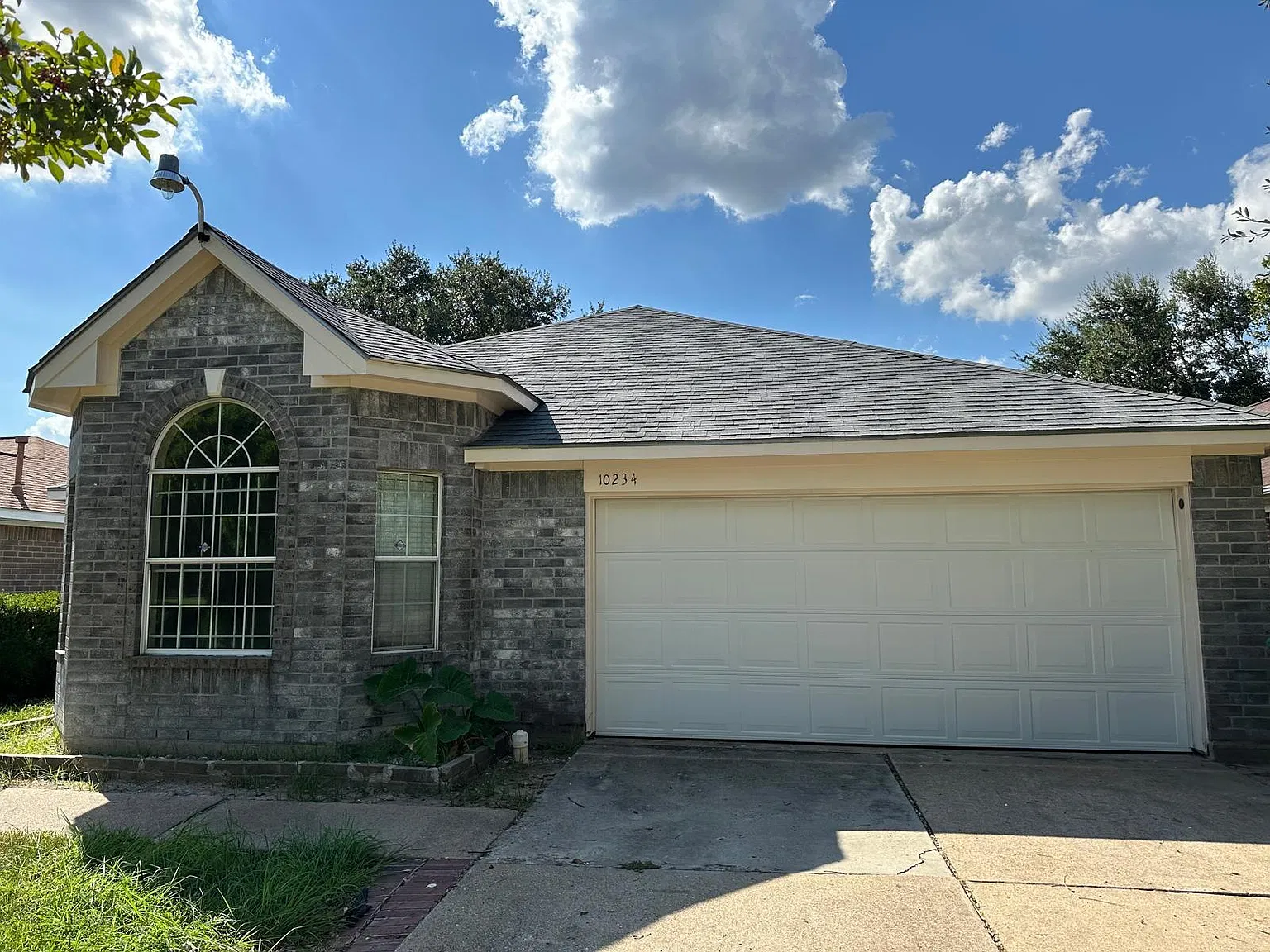 4 bed, 2.0 bath, 1812 sqft, $2,100 — Photo 1