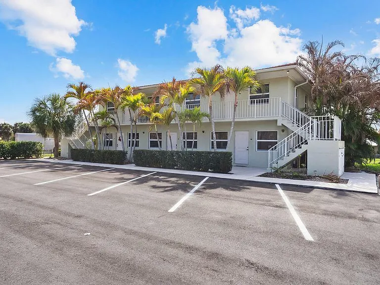 2319 Tamarind Dr #102 — Photo 3
