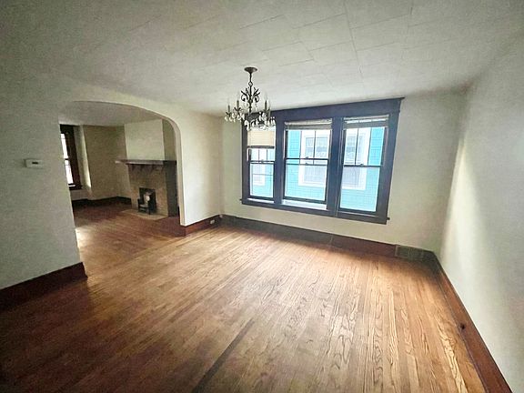 4th image of 59 Marigold Ave #2