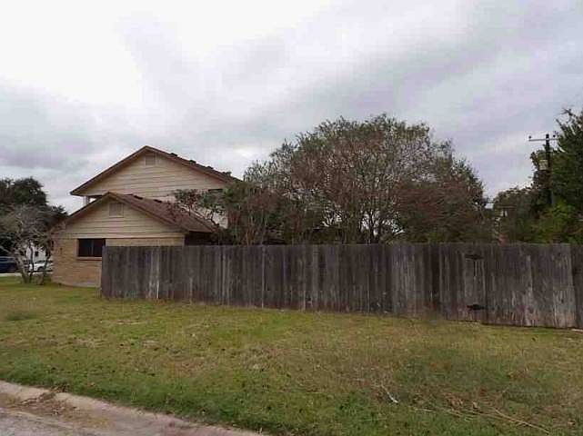 2nd image of 702 Brookhollow Dr