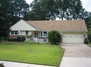 22460 Berry Dr, Rocky River, OH 44116