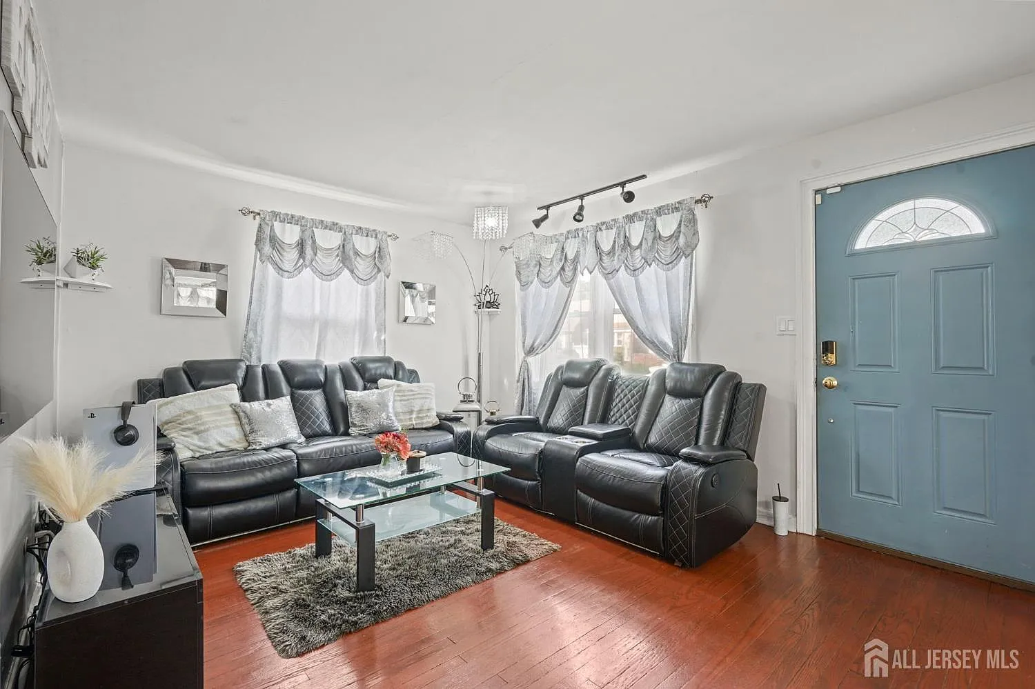 4 bed, 1.0 bath, $3,200 — Photo 2