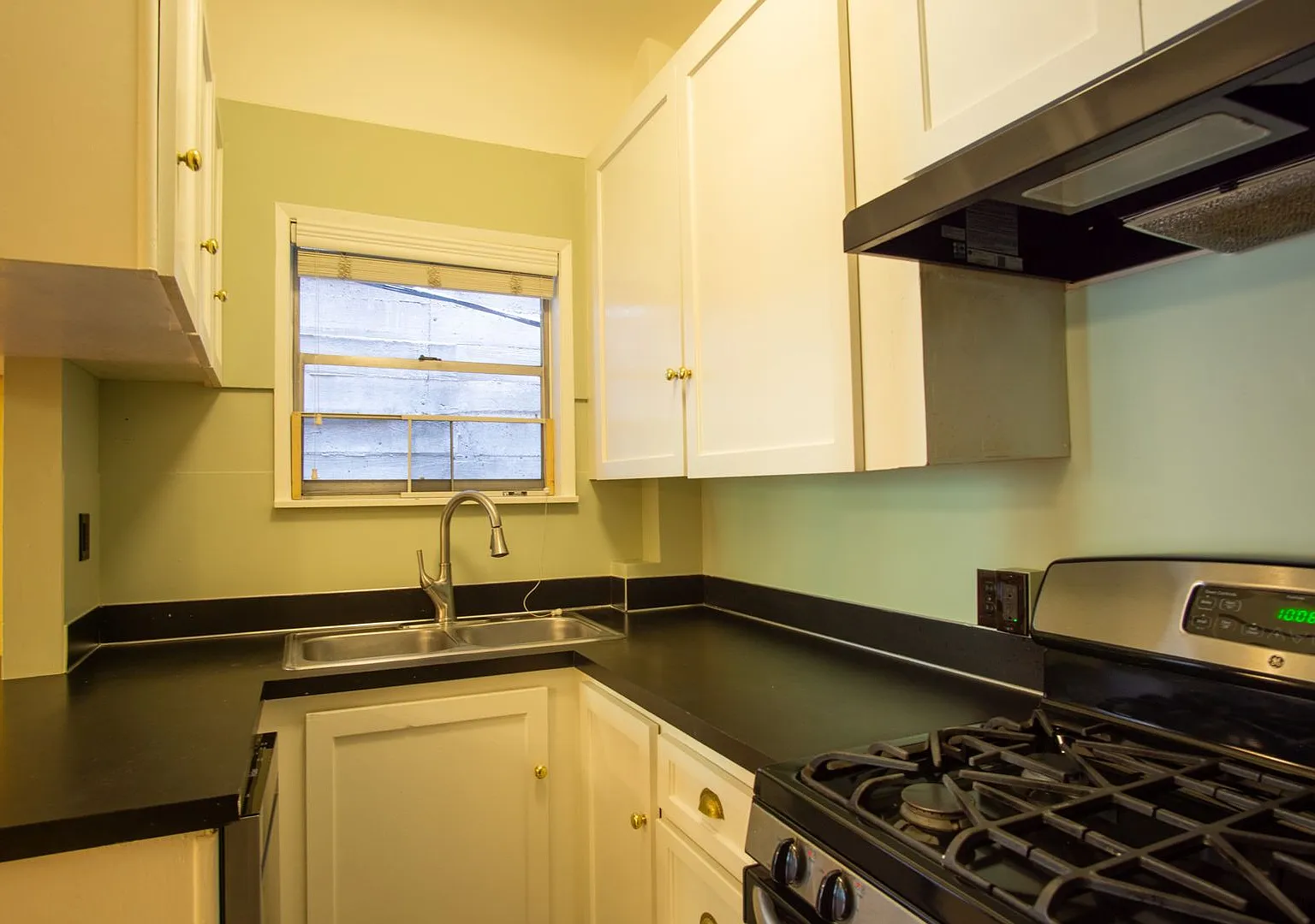 Gorgeous 2 Bedroom in Historic NW Building You Have GOT to See to Believe! — Photo 1