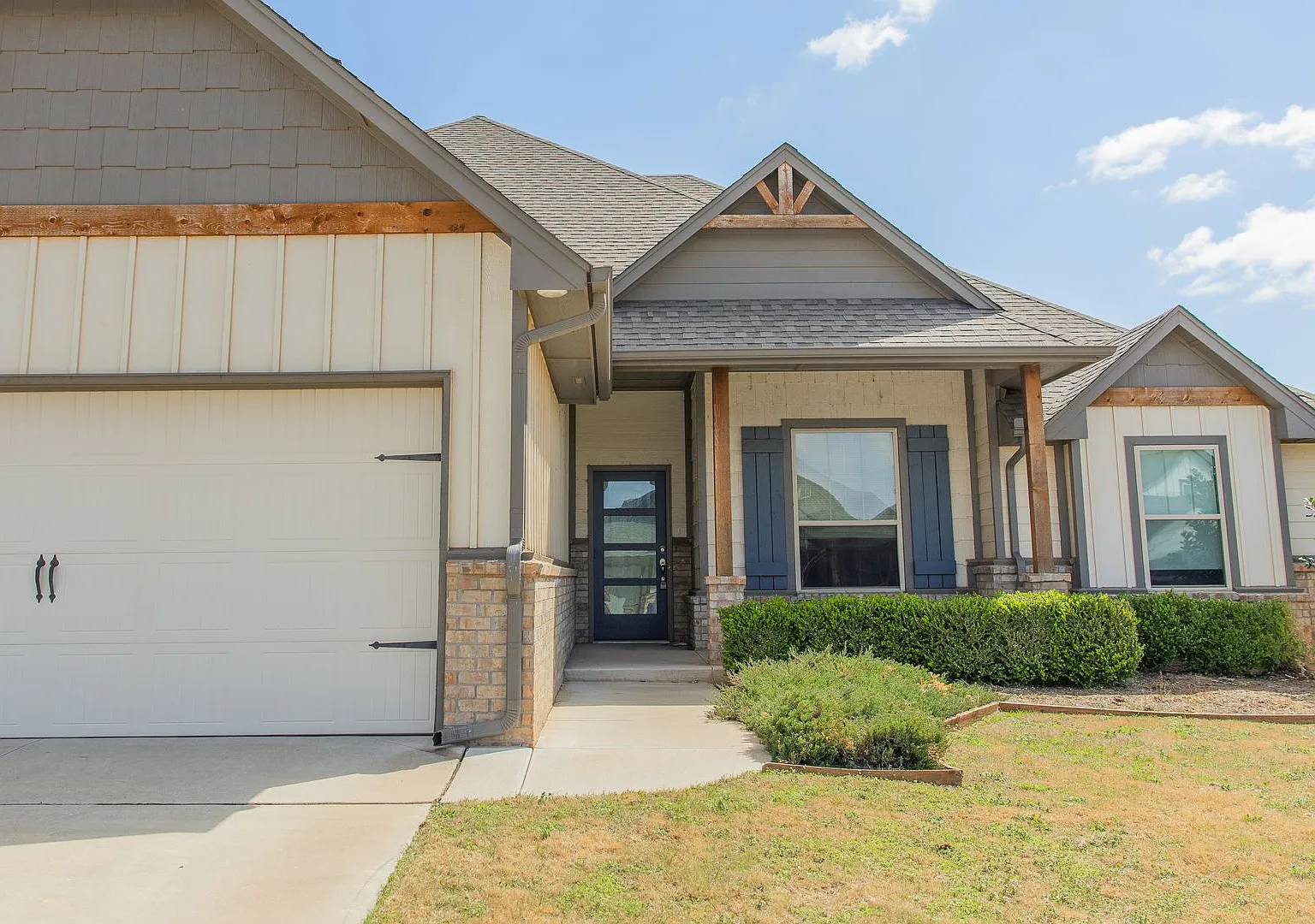 Beautiful 5 Bed Home For Lease — Photo 4