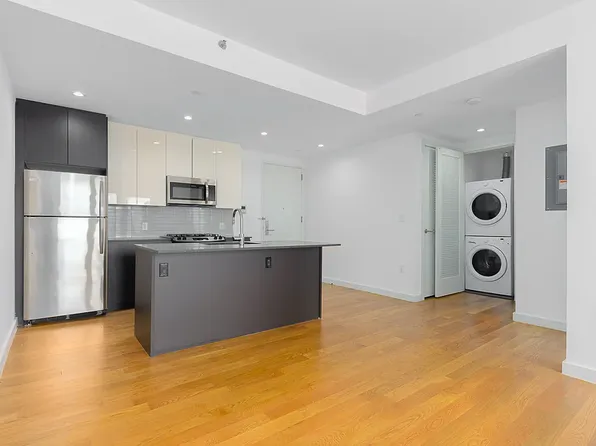 31-43 Vernon Boulevard image 1 of 12