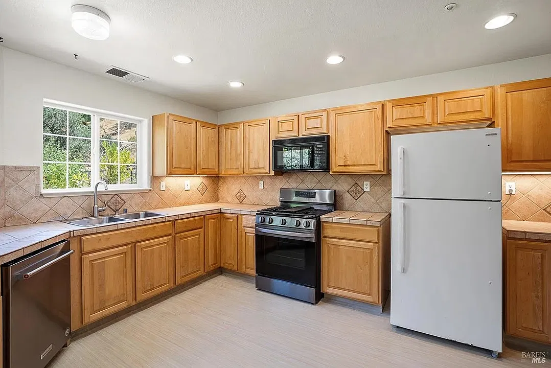Portofino Way, Cloverdale — Photo 4