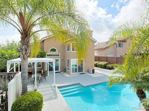 3.Tropical style backyard.