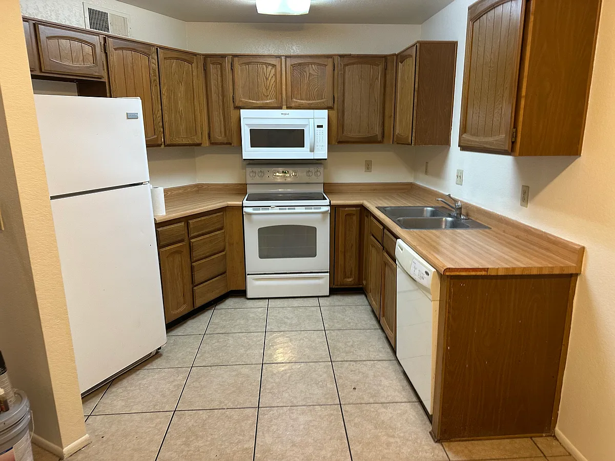 Building Photo - 4608 W Maryland Ave #117