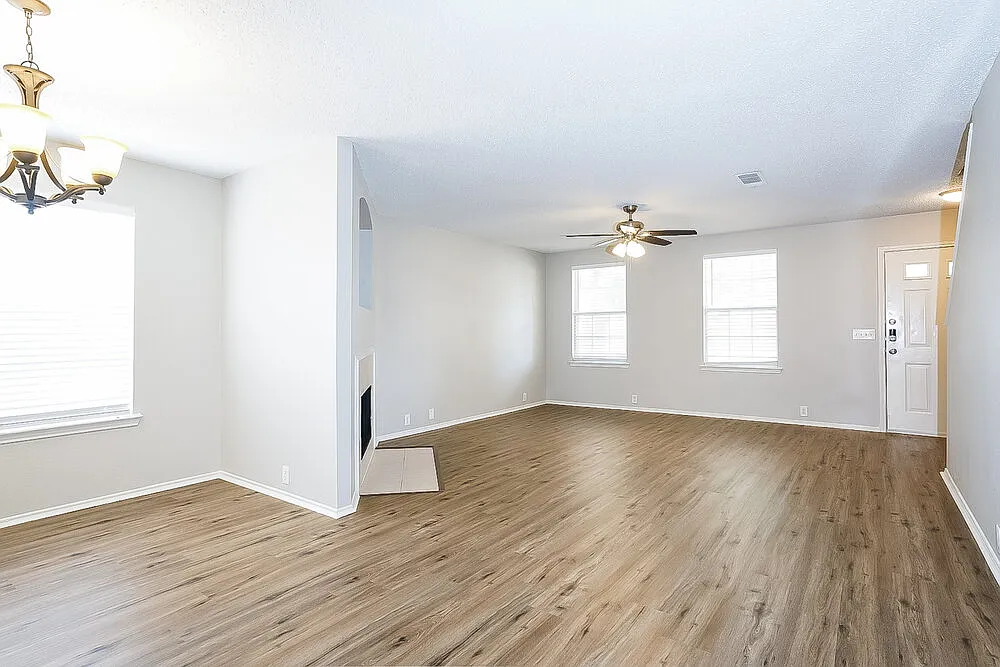4 bed, 2.5 bath, 2380 sqft, $2,595 — Photo 4