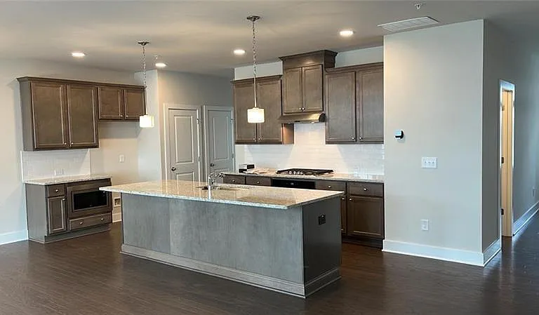 1255 Winterhaven Dr — Photo 2