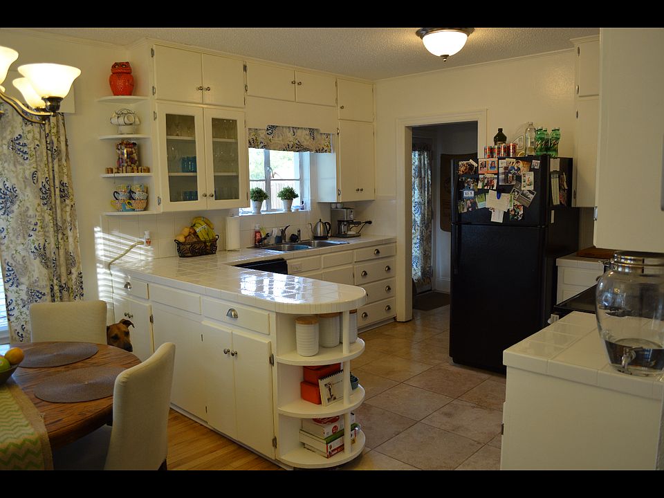 2nd image of 403 W Nicholson St