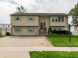 16 E Merritt St, Lindenhurst, NY 11757