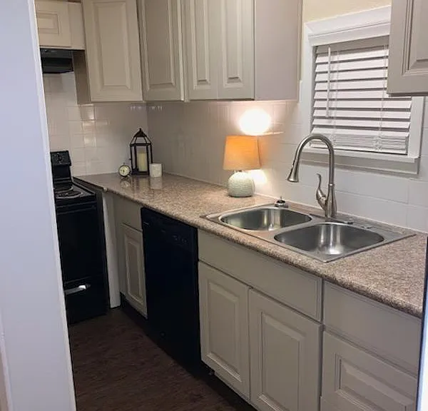 826 S Travis St — Photo 1