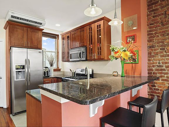 4th image of 658 Park Pl APT 7