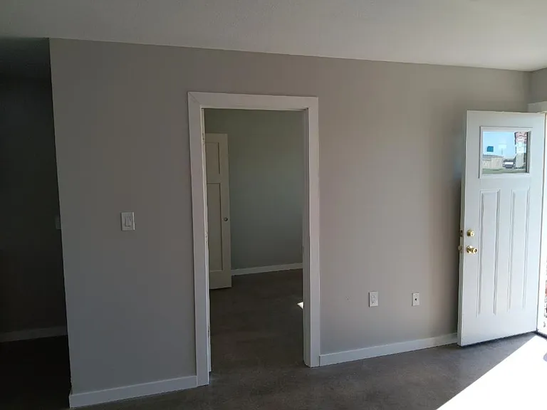 736 Heylman St — Photo 2
