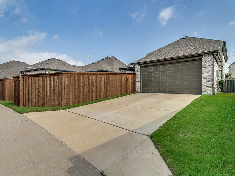 1212 Carnation Dr — Photo 25