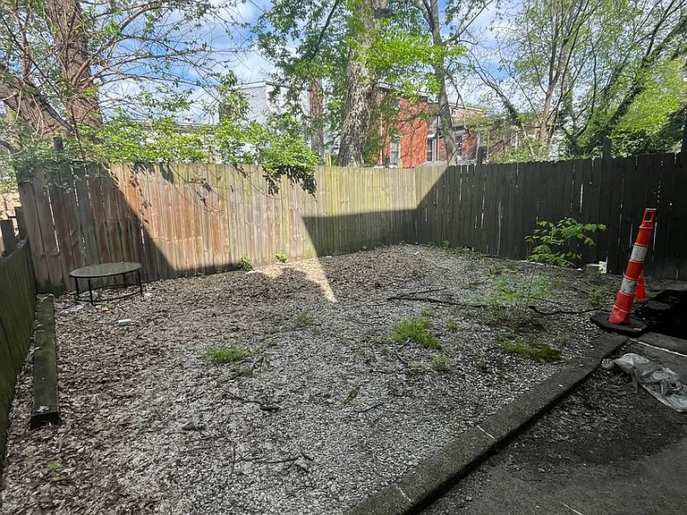 2215 Victor St — Photo 26