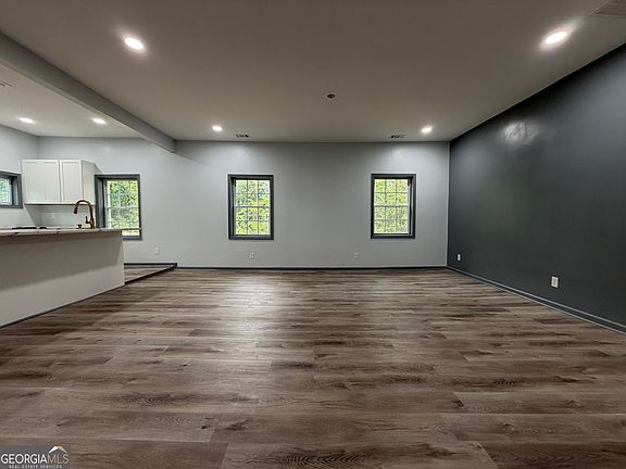 4th image of 542 Elm St