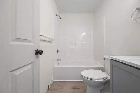 2nd floor full bath conveniently located near 2 bedrooms