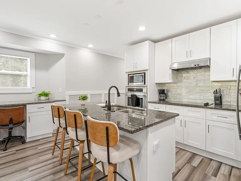 1409 Bridges Ave SW — Photo 2