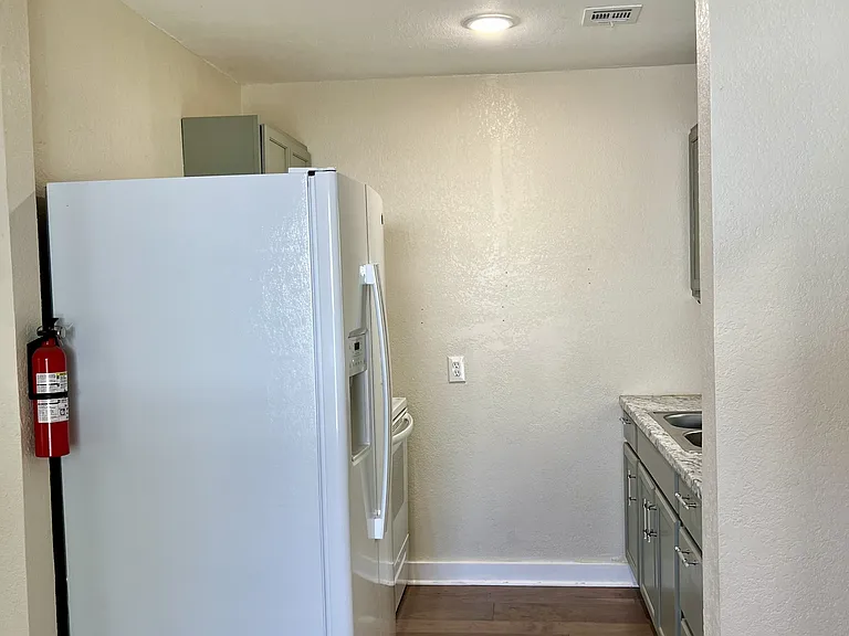 1036 N Madison Ave — Photo 11