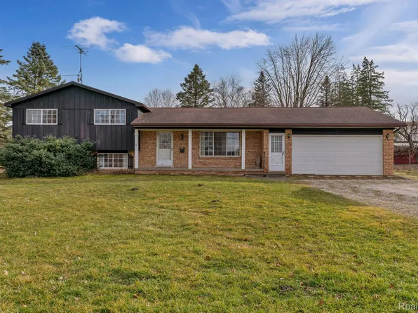 7371 Trumble Rd, Saint Clair, MI 48079