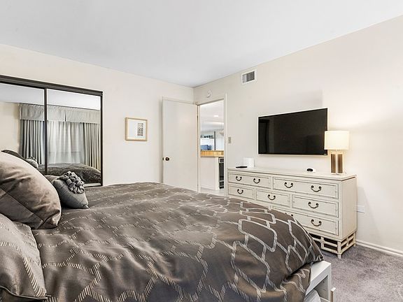 3rd image of 2800 Gulf Blvd Unit 506