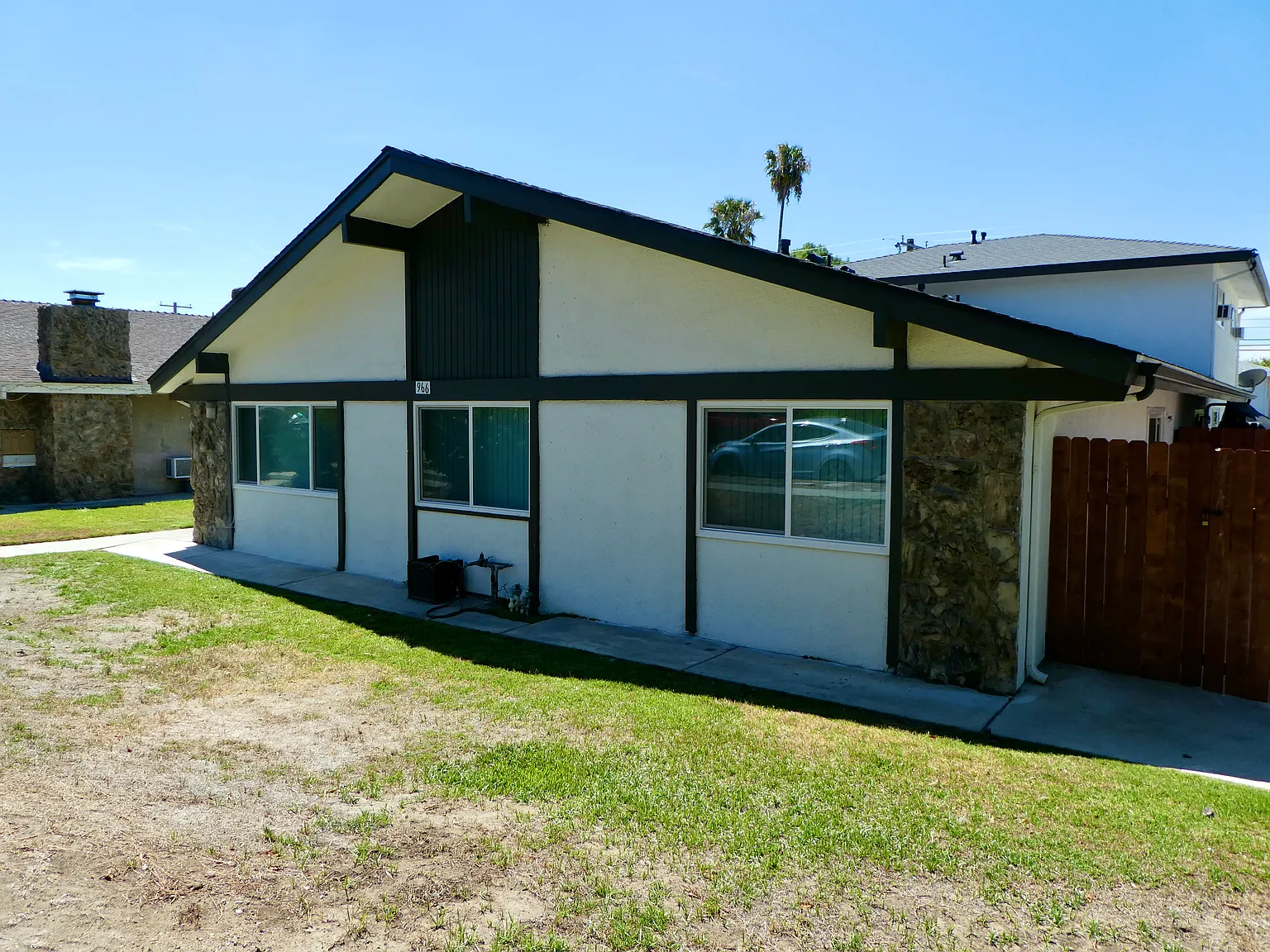 3 bed, 1100 sqft, $2,700 — Photo 3