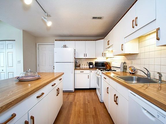 4th image of 600 Summer St APT 9